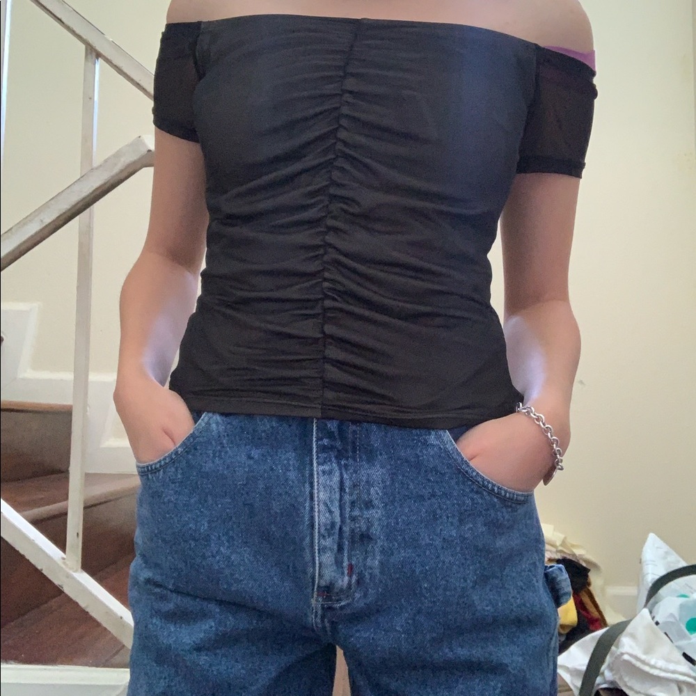 Guess brand off the shoulder top 🖤